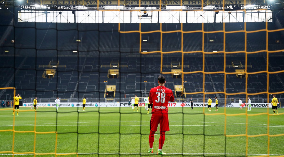 epa08407207 (FILE) - Dortmund's goalkeeper Roman Buerki before the German Bundesliga soccer match between Borussia Dortmund and VfL Wolfsburg in Dortmund, Germany, 18 February 2017 (re-issued on  ...