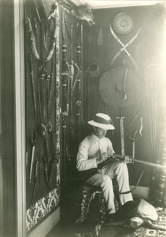 Heinrich Schiffmann und seine Sammlung in seiner Villa in Ouchy, um 1901.