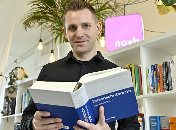 Max Schrems, Datenschutzaktivist, in seinem B