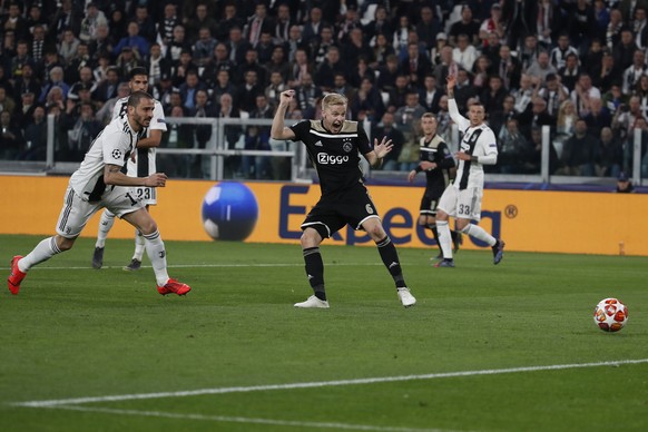 Ajax&#039;s Donny van de Beek, right , scores during the Champions League quarter final, second leg soccer match between Juventus and Ajax, at the Allianz stadium in Turin, Italy, Tuesday, April 16, 2 ...