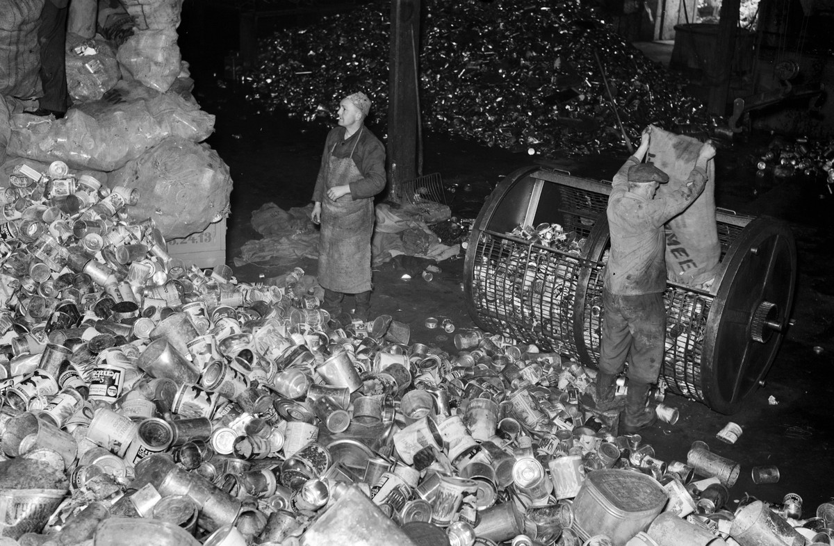 Weissblech- und Stanzabfaelle werden vorsortiert bei der Metallverwertungs AG in Schlieren, am 8. Maerz im Kriegsjahr 1944. Um an den kostbaren Rohstoff Zinn zu gelangen, werden alte Konservenbuechsen ...