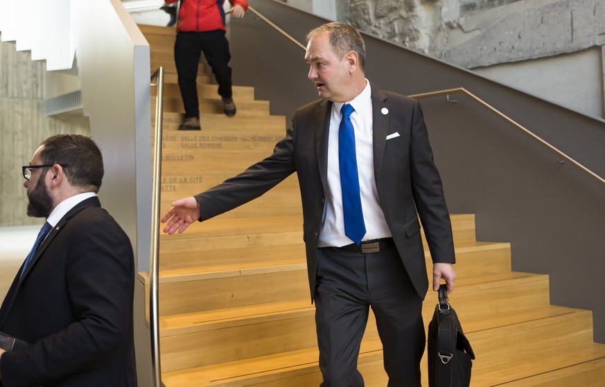 Yves Ravenel, droite, le president du Grand Conseil vaudois marche en compagnie de Philippe Jobin, gauche, depute UDC au Grand Conseil vaudois dans les couloirs du Grand Conseil vaudois le mardi 7 jan ...