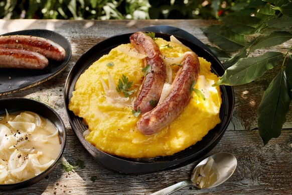 Polenta con luganighetta alle cipolle