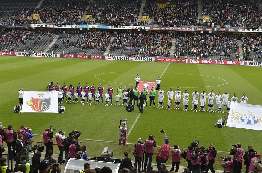 Die beiden Mannschaften FC Basel, links, und FC Zuerich, rechts, waehrend der Nationalhymne vor halbleeren Raengen vor dem Schweizer-Cupfinal FC Zuerich gegen FC Basel am Ostermontag, 21. April, im St ...