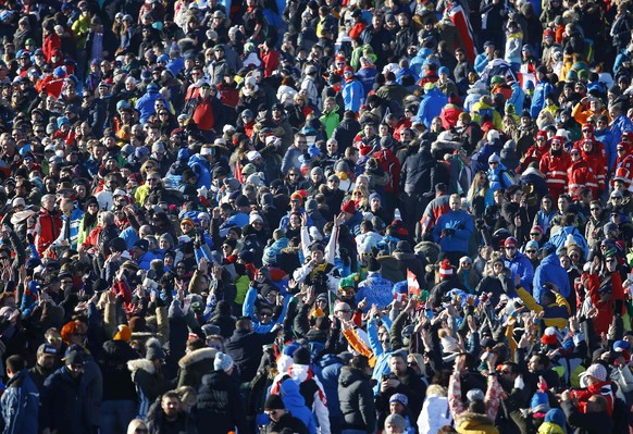 Alpine Skiing - FIS Alpine Skiing World Cup - Men&#039;s Downhill Race - Kitzbuehel, Austria - 21/01/17 - Fans cheer before the start of the race. REUTERS/Leonhard Foeger