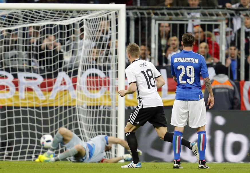 Gigi Buffon ist geschlagen: Toni Kroos bezwingt den Italiener zum 1:0.