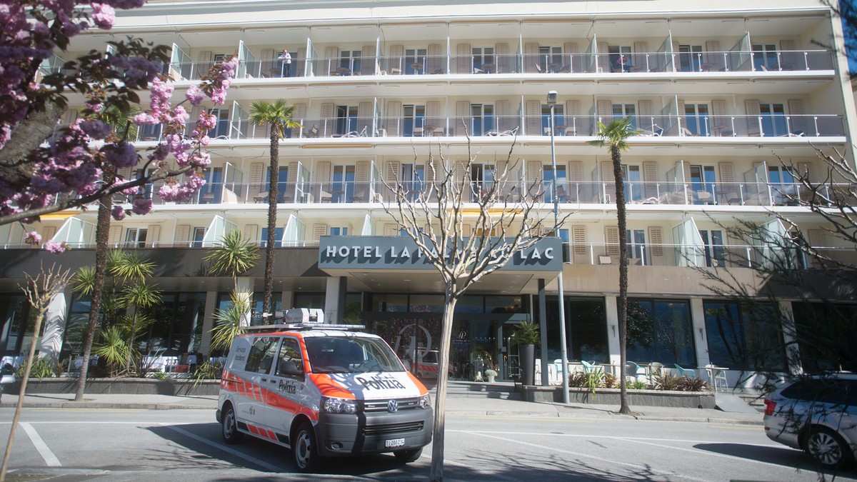 Ein Polizeiauto steht vor dem Hotel La Palma au Lac, am Dienstag, 9. April 2019, in Muralto, Kanton Tessin. Im Hotel wurde die Leiche einer Frau gefunden. (KEYSTONE/TI-PRESS/Samuel Golay)