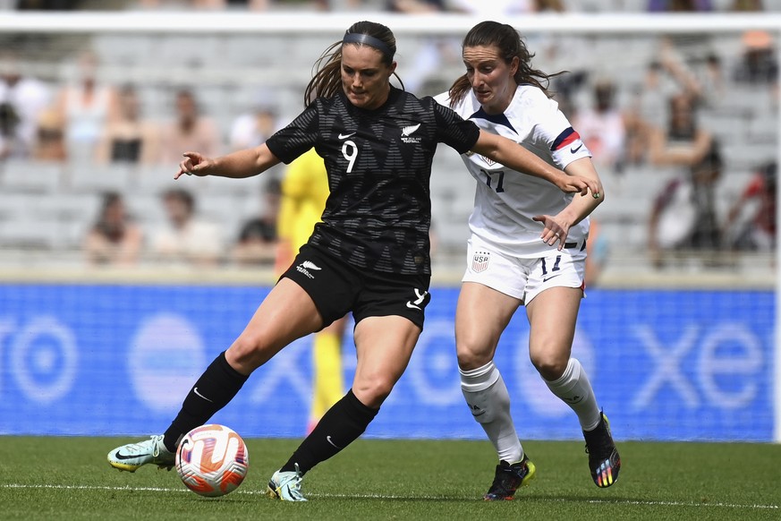 Andi Sullivan of the U.S., right, competes for the ball against New Zealand&#039;s Gabi Rennie during their women&#039;s international soccer friendly game in Auckland, New Zealand, Saturday, Jan. 21, ...