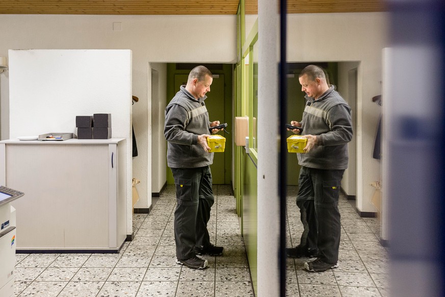 Unterwegs mit dem Paket-Pöstler Stefan „Tschudi“ Bütler auf seiner Route durch Muri kurz vor Weihnachten.