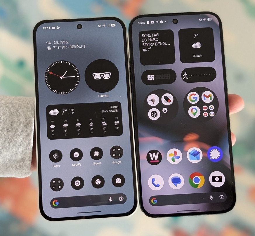 Von vorn kaum zu unterscheiden: Nothing Phone 4a und 4a Pro (rechts).