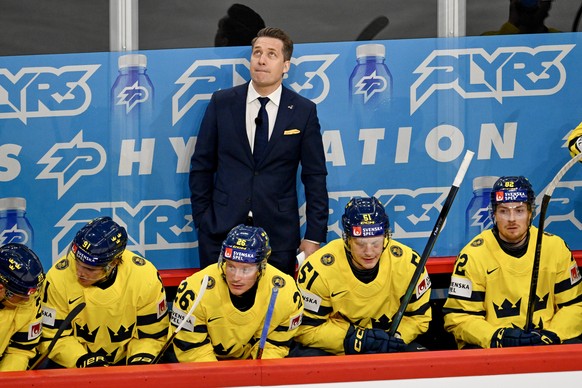 epa12094912 Sweden&#039;s head coach Sam Hallam (C) looks on during the IIHF Ice Hockey World Championship group A match between Finland and Sweden, in Stockholm, Sweden, 12 May 2025. EPA/Anders Wiklu ...