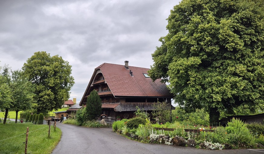 Besuch auf dem Hof Tannhüsern vom Nebenerwerbsbauer Christof Bühler im Kanton Luzern. Er zeigt auf seinem Bauernhof, wie sich die Schweizer Agrarpolitik in den letzten 50 Jahren verändert hat.