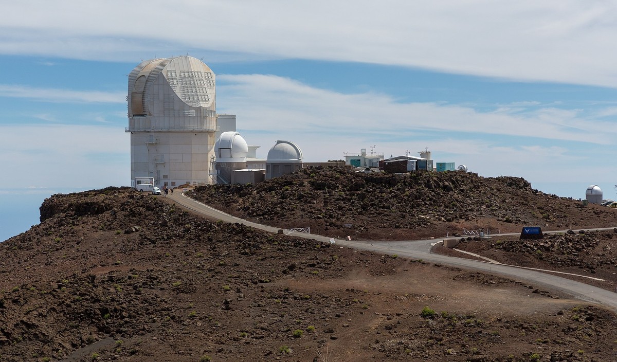 Daniel K. Inouye Solar Telescope (auf der linken Seite) auf dem Hawaii-Vulkan Haleakala, Insel Maui. 
Von Ekrem Canli - Eigenes Werk, CC BY-SA 4.0, https://commons.wikimedia.org/w/index.php?curid=6164 ...