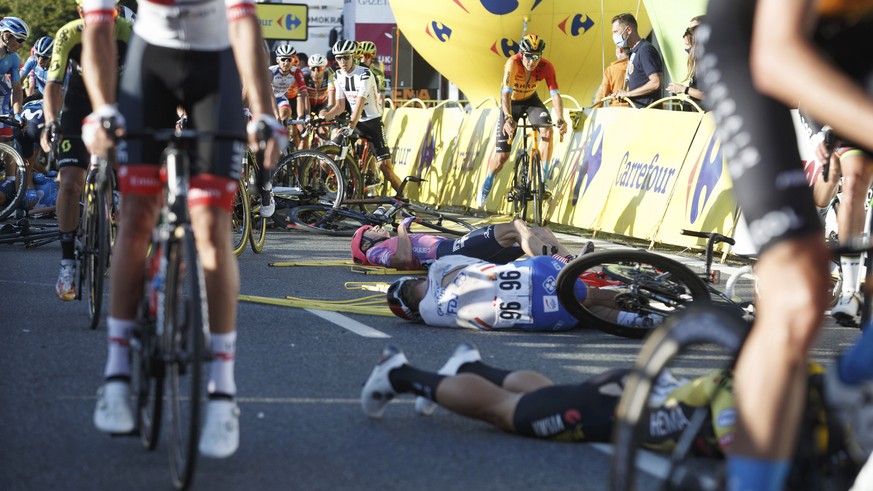 Rowerzyści są ranni w wypadku na ostatniej części pierwszego etapu Tour of Poland w Katowicach, Polska, środa, 5 sierpnia 2020 r. Wypadek rozpoczął się od zderzenia przy dużej prędkości...