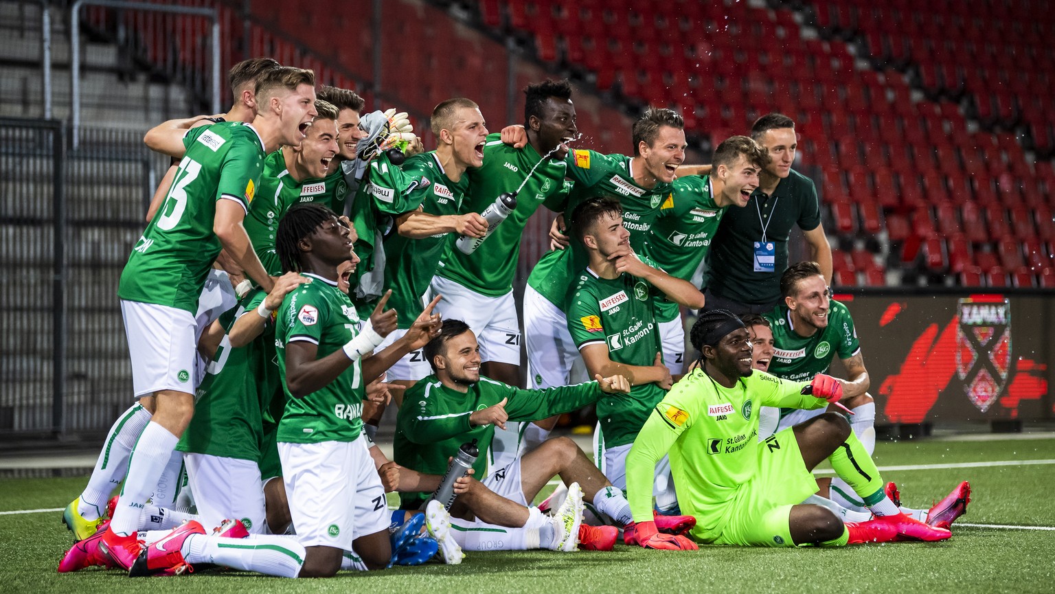 L&#039;equipe du FC St. Gallen fete la victoire, lors de la rencontre de football du Championnat Suisse de Super League entre Neuchatel Xamax FCS et FC St. Gallen le mercredi 1 juillet 2020 au stade d ...