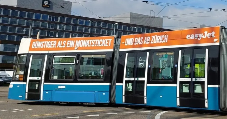 Das Easyjet-Tram in Zürich.