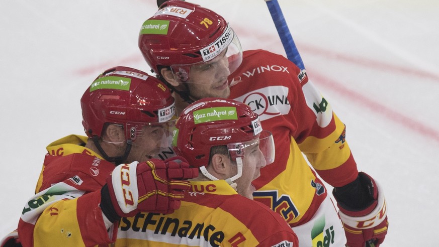 Biels Mathieu Tschantre, Marc-Antoine Pouliot und Kevin Fey, von links, feiern ihren Treffer zum 1:0 im Eishockey Meisterschaftsspiel der National League zwischen dem EHC Biel und dem EHC Kloten, am S ...