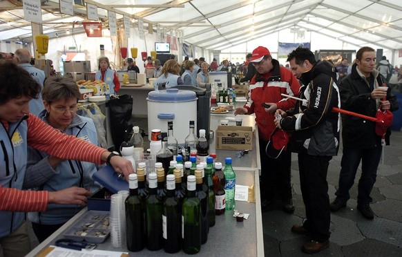 Fuer Verpflegung der Zuschauerinnen und Zuschauer wird am Sonntag, 6. Januar 2008, waehrend des Adelbodener Weltcupweekends in diversen Festzelten gesorgt. (KEYSTONE/Lukas Lehmann)