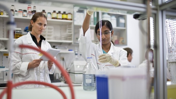 ARCHIVBILD ZUR STUDIE ZUM LEHRLINGSLOHN VOM KANTONALBANKENVERBAND, DIENSTAG, 11. SEPTEMBER 2018 - A laboratory assistant in training gets liquid out of a bottle under the expert guidance of her adviso ...