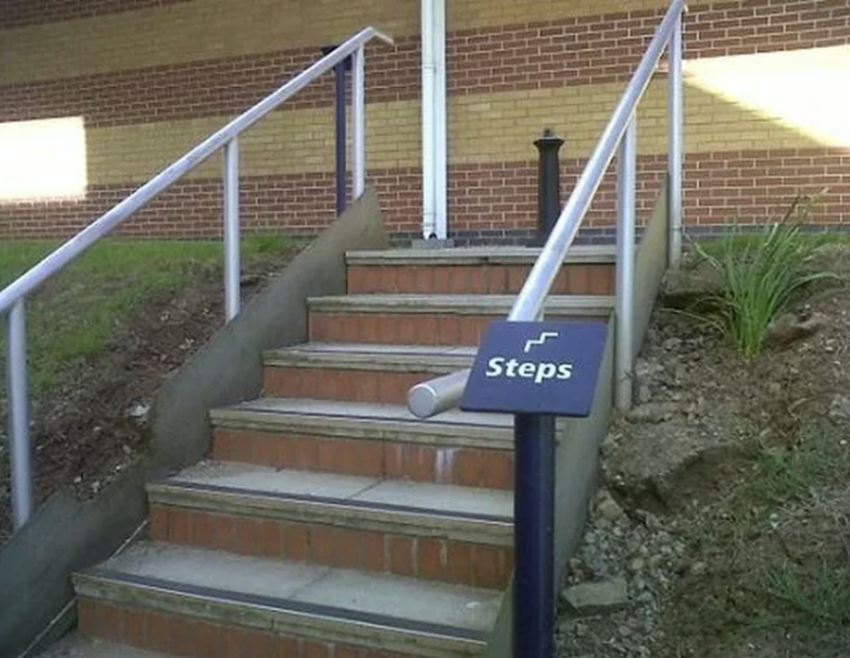 Die lustigsten Fails der Woche: Schild für Treppen