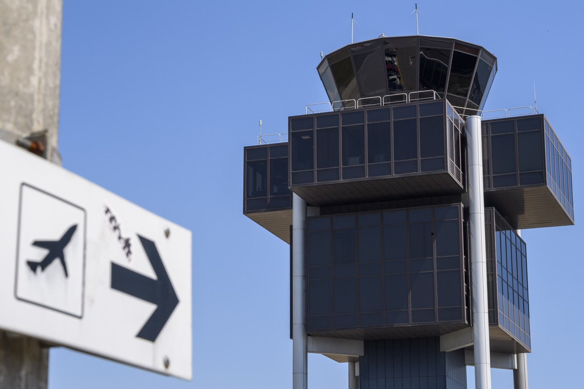 La tour de controle (Goldorak) de l'Aeroport International de Geneve AIG est photographiee, ce vendredi 13 juillet 2018 a Geneve. L'entreprise Skyguide a saisi la Chambre des relations colle ...