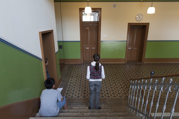 Schueler im Gang des Schulhauses Langgasse, aufgenommen am Donnerstag, 4. September 2014, in Bern. Das Schulhaus ist nach seiner Totalsanierung wiederbezogen worden. (KEYSTONE/Anthony Anex)