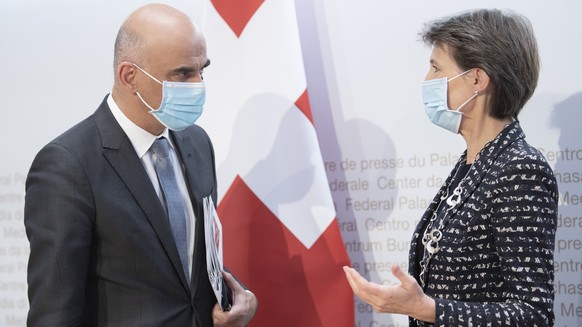 Bundesrat Alain Berset, links, und Bundespraesidentin Simonetta Sommaruga, waehrend einer ausserordentlichen Medienkonferenz, zu den Corona Massnahmen, am Sonntag, 18. Oktober 2020, im Bundeshaus in B ...