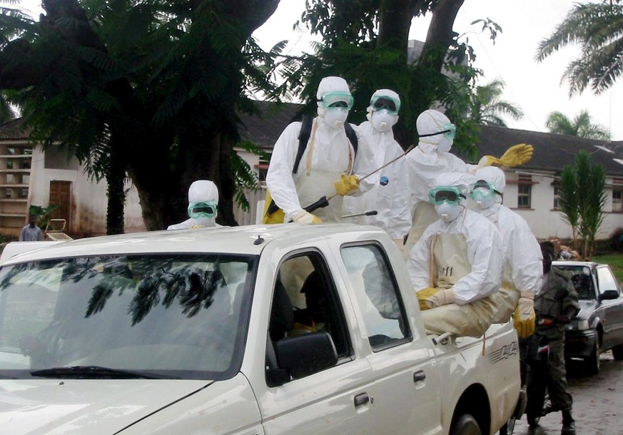 Desinfektionsteam in der Stadt Uige im Norden Angolas – die bisher schwerste Epidemie des Marburg-Fiebers brach 2005 in Angola aus (Archivbild).