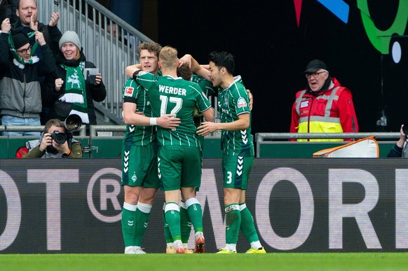 Tor zum 1:0 Jovan Milosevic SV Werder Bremen, 19, jubelt/Jubel Jens Stage SV Werder Bremen, 06, Marco Gruell SV Werder Bremen, 17, Yukinari Sugawara SV Werder Bremen, 03, GER, SV Werder Bremen vs 1. F ...