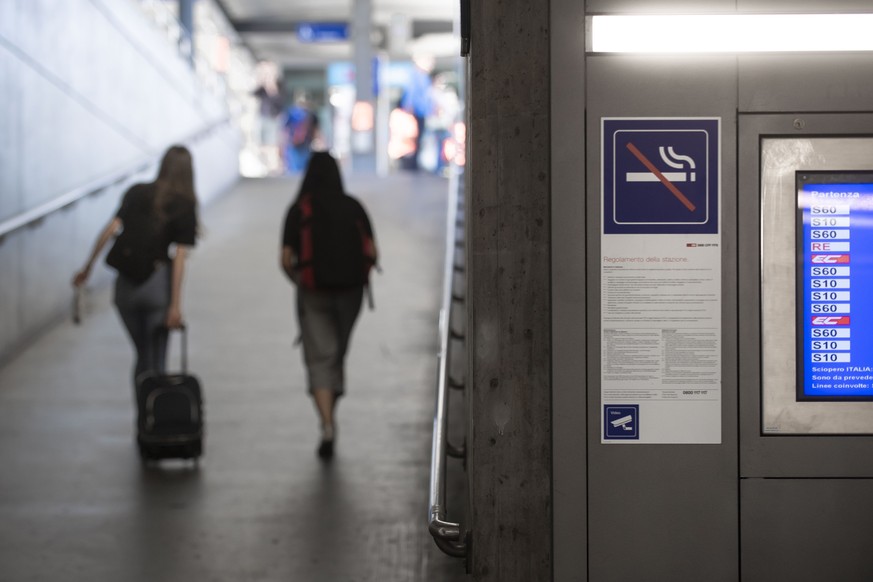 Eine Hinweistafel steht auf dem Perron am Freitag, 7. Juni 2019, am SBB Bahnhof in Bellinzona. Ab Juni werden verschiedene Bahnhoefe der SBB CFF FFS mit Raucherbereichen bei den Zugaengen und auf den  ...