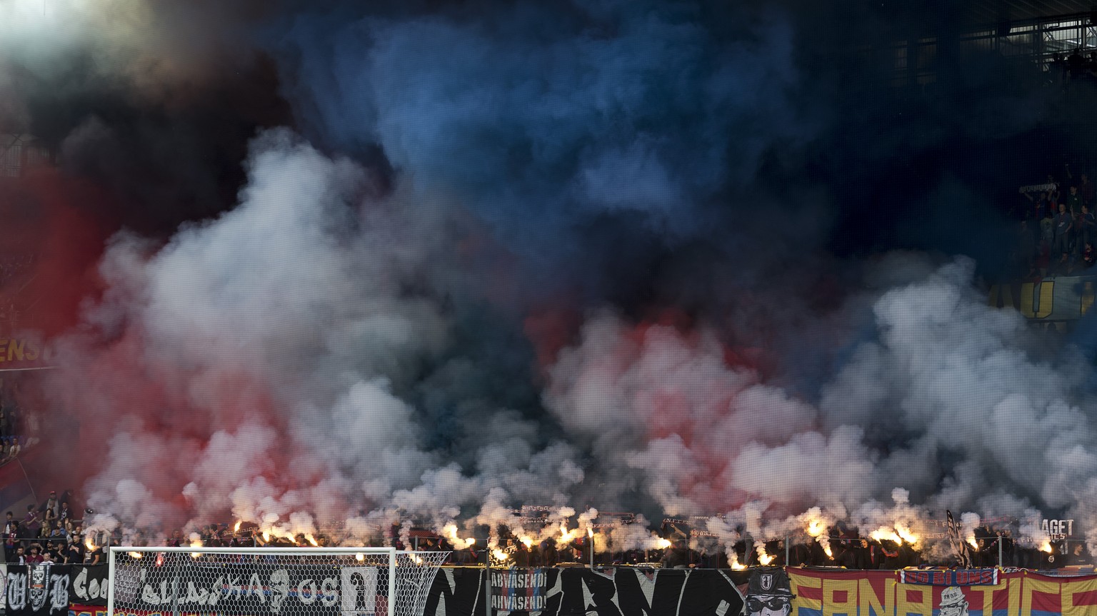 Die Fans der Muttenzer Kurve begruessen die Mannschaften vor dem Fussball Meisterschaftsspiel der Super League zwischen dem FC Basel 1893 und dem FC Sion im Stadion St. Jakob-Park in Basel, am Donners ...