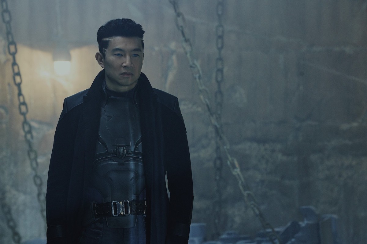 Harlan (Simu Liu), où Siri s'il tourne mal, est l'antagoniste du film.