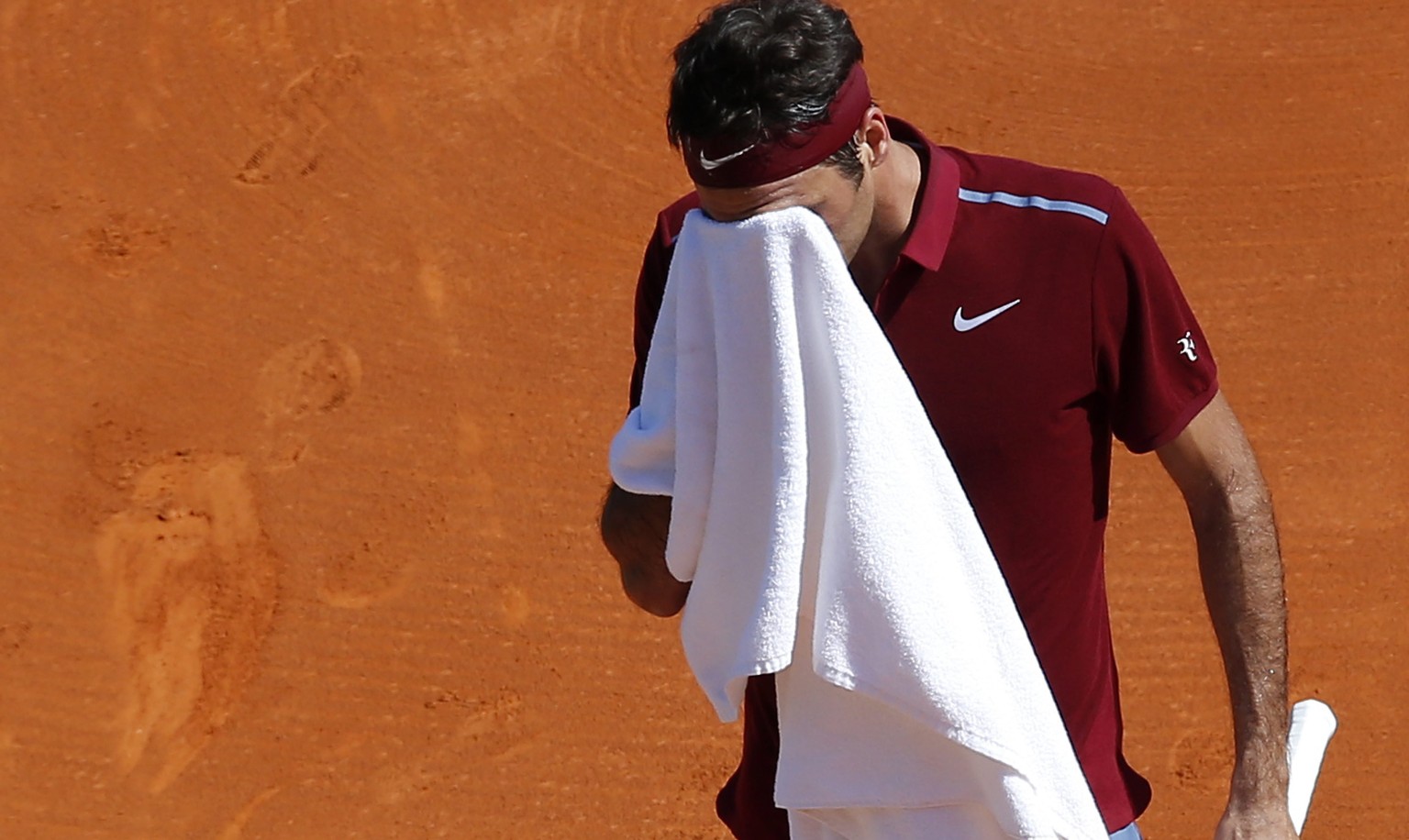 epa05260400 Roger Federer of Switzerland reacts during his quarter final match against Jo Wilfried Tsonga of France at the Monte-Carlo Rolex Masters tournament in Roquebrune Cap Martin, France, 15 Apr ...