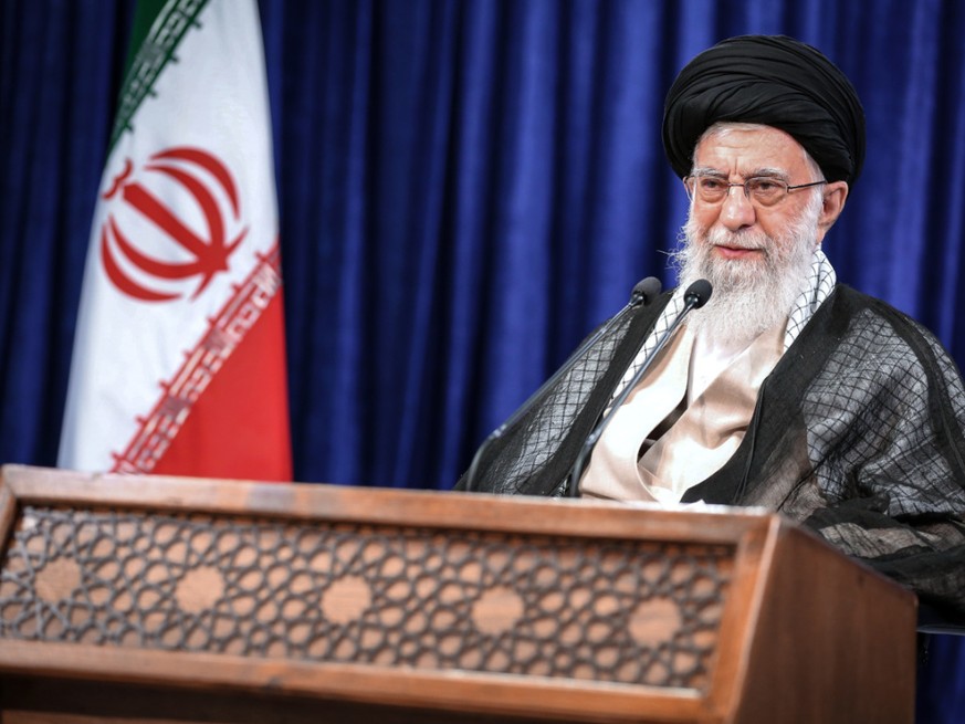 HANDOUT - Ajatollah Ali Chamenei, oberster F�hrer des Iran, h�lt eine Rede anl�sslich des muslimischen Feiertags Eid al-Adha, der auch als �Opferfest� bekannt ist. Foto: -/Iranian Supreme Leader&#039; ...