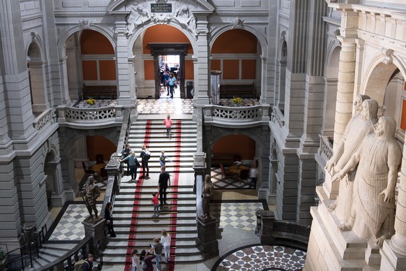 Besucher erscheinen am Tag der offenen Tuer im Bundeshaus, am Samstag, 5. Oktober 20Õ19, in Bern. (KEYSTONE/Peter Schneider).