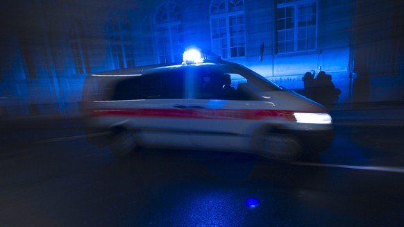 A police van rushes to an emergency minutes after midnight, in Bern, Switzerland, Friday, January 1st, 2010. (KEYSTONE/Alessandro della Valle).