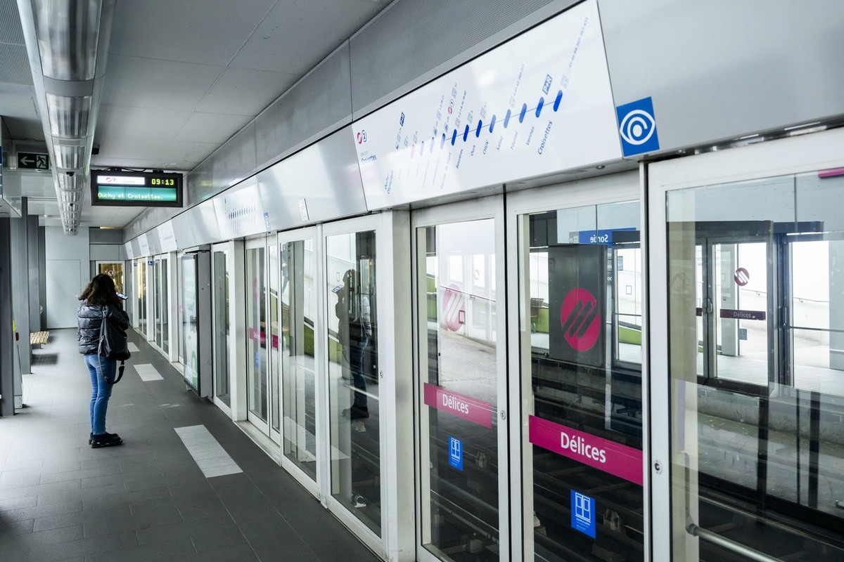 Une personne regarde un panneau d'information de la ligne du metro M2 a l'arret suite a un incident technique le mercredi 12 avril 2023 a Lausanne. (KEYSTONE/Jean-Christophe Bott)