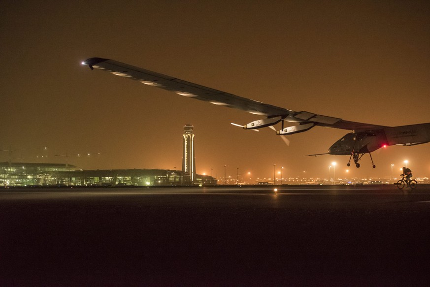 «Solar Impulse 2» bei der Landung in Oman.