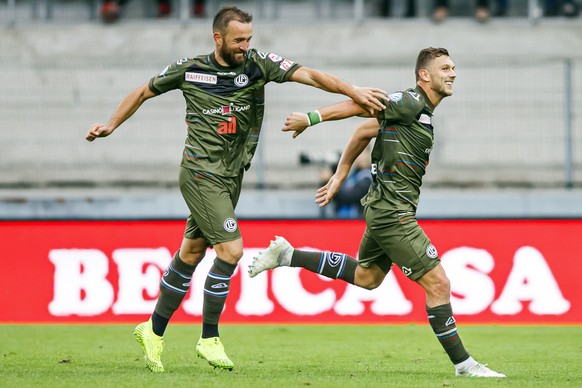 Le milieu luganais Balint Vecsei, droite, celebre son but avec le defenseur luganais Mijat Maric, gauche, lors de la rencontre de football de Super League entre le FC Sion et le FC Lugano ce dimanche  ...