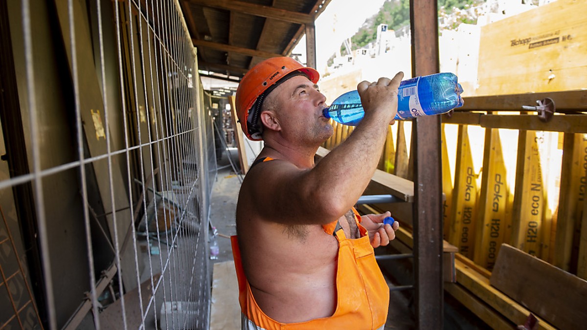 Viel trinken: Ein Arbeiter auf einer Strassenbaustelle im Tessin versorgt sich mit Wasser.
