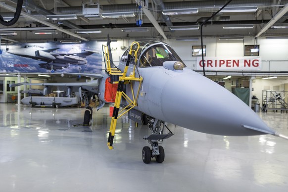 THEMENBILD ZU DEN EIDG. ABSTIMMUNGEN VOM 18. MAI 2014 ---Ein fertig gebautes, neues Gripen E-Kampfflugzeug, welches nach dem Testflug mit dem Piloten nun auch flugbereit ist, aufgenommen am 25. Maerz  ...