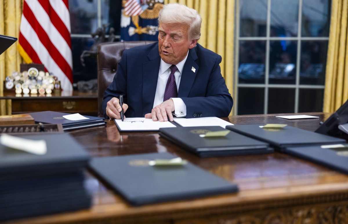 epa11840843 US President Donald Trump signs numerous executive orders, including pardons for defendants from the January 6th riots and a delay on the TikTok ban, on the first day of his presidency in  ...