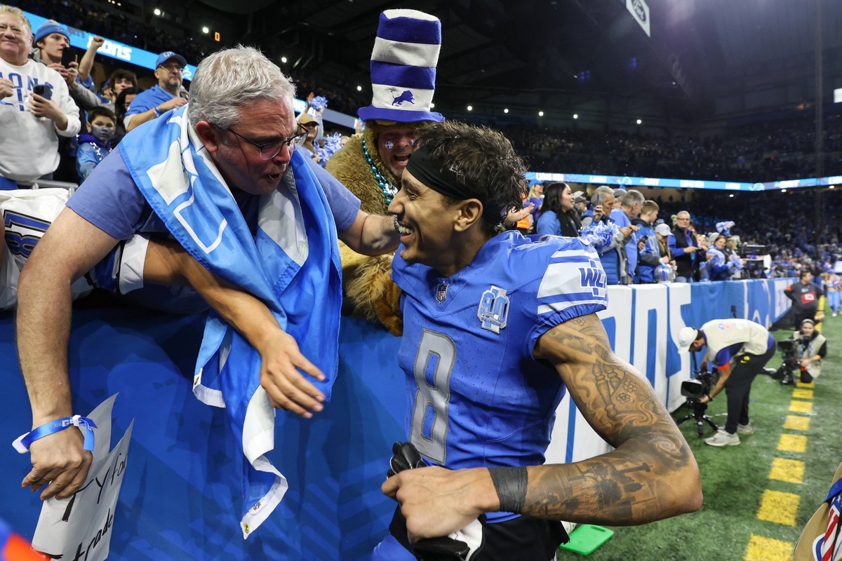 DETROIT, MI - JANUARY 14: Detroit Lions wide receiver Josh Reynolds 8 is congratulated by fans as he walks off of the field at the conclusion of an NFL, American Football Herren, USA NFC Wild Card pla ...