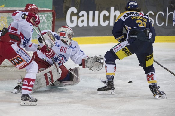 Langenthals Josh Primeau, rechts, bezwingt, Rapperswils Goalie Melvin Nyffeler, und Thomas Studer, links, im fuenften Playoff-Finalspiel der National League B zwischen dem SC Langenthal und dem SC Rap ...