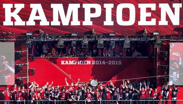PSV Eindhoven ist «Kampioen» 2014-2015. In der Garderobe ging's dann richtig ab.&nbsp;