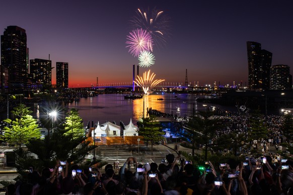 epa10383611 Fireworks lit the sky over the Bolte Bridge during New Year&#039;s Eve celebrations in Melbourne, Victoria, Australia, 31 December 2022. EPA/DIEGO FEDELE AUSTRALIA AND NEW ZEALAND OUT