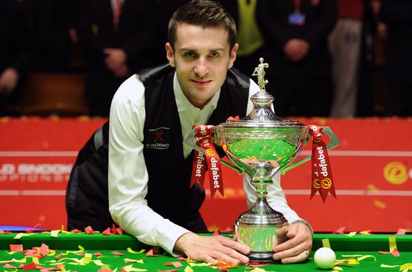 Mark Selby präsentiert stolz den WM-Pokal.