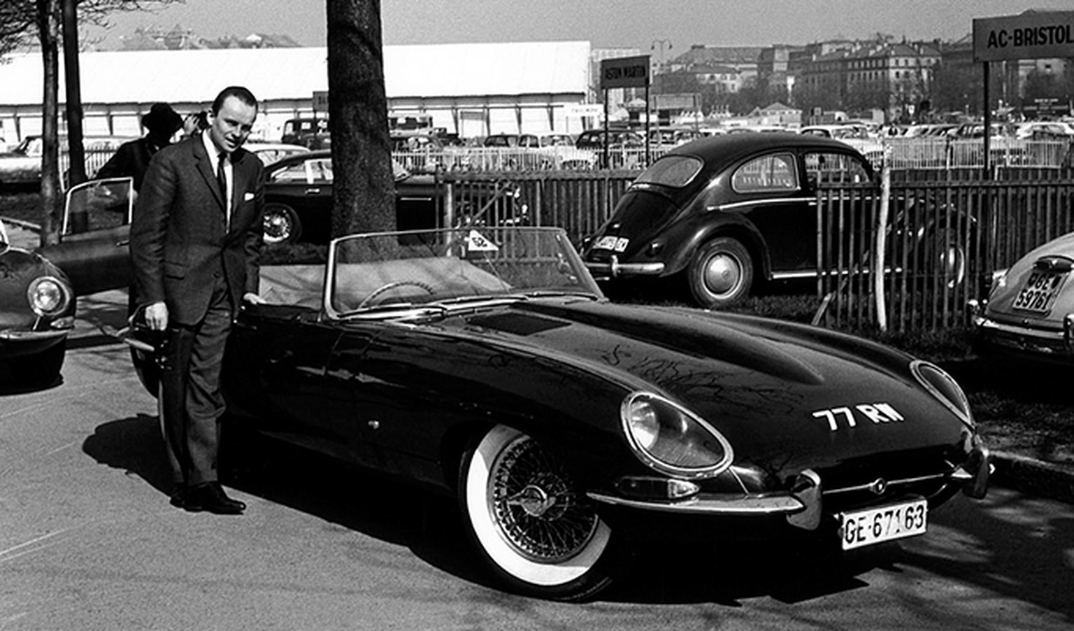 jaguar 1961 e-type genf geneva auto show https://www.jaguar.co.uk/about-jaguar/jaguar-stories/e-type-turning-a-million-heads.html
