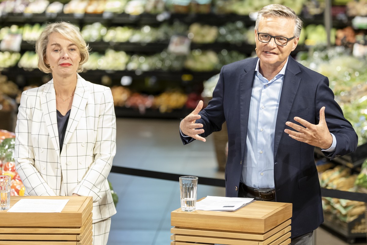 Mario Irminger, Praesident der Generaldirektion des Migros-Genossenschafts-Bundes, rechts, spricht neben Ursula Nold, Verwaltungsratspraesidentin Migros-Genossenschafts-Bund, links, waehrend einer Med ...