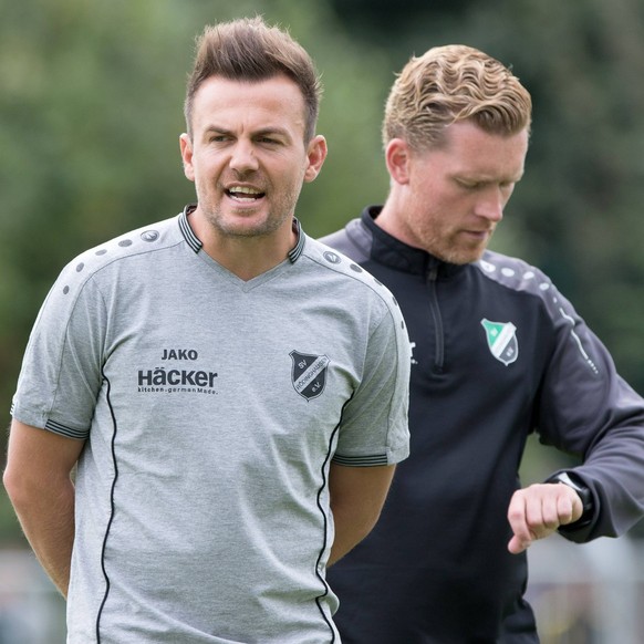 Roedinghausen, Deutschland 08.09.2018: Regionalliga West - 2018/2019 - SV Roedinghausen vs. Borussia Dortmund II (L-R) Trainer Enrico Maa